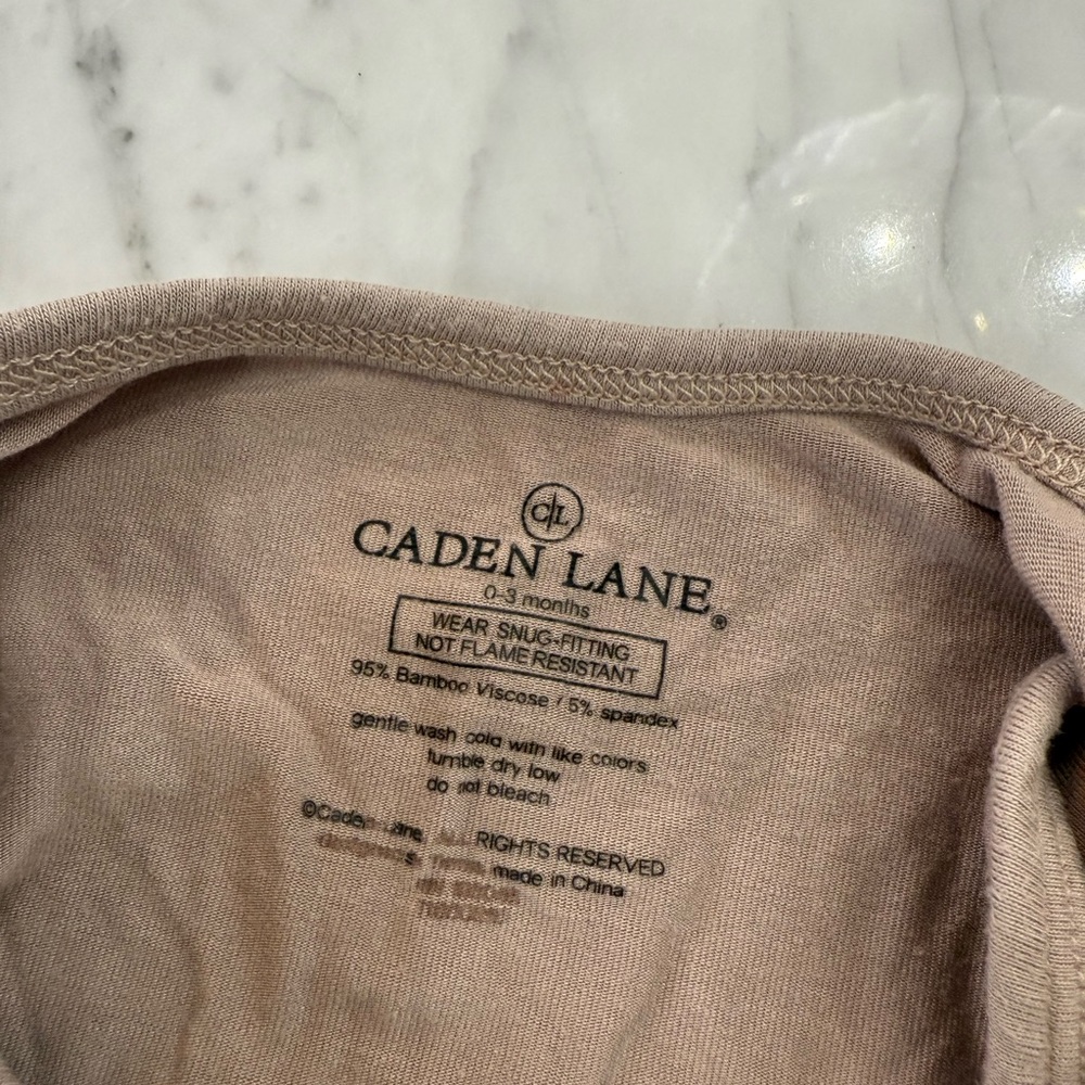 EXCELLENT Lot of 5 Caden Lane Bamboo Knotted Baby Gowns Size 0-3 Months - Picture 4 of 15